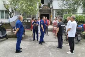 重庆开州区：清理楼道杂物 畅通“生命通道”图片