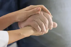 老人多看看自己的手图片