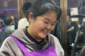 人间·溯光2024⑥丨理发师晓华爆火后店里还没之前赚得多，收获了平时接触不到的朋友图片