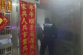 凌晨一居民楼浓烟滚滚，群众被困，肇庆四会特警破门而入……图片