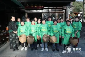 开采！采茶工抵达龙井茶一级产区，俄罗斯友人观摩炒茶：很神秘图片