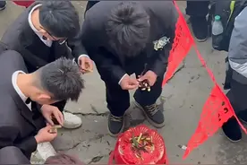 婚前必考科目？新郎接亲被要求做这事！网友：强烈建议全国推广图片