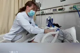 108斤的她轻松搬动160斤的患者，95后康复师8年坚持撸铁练成“女汉子”图片