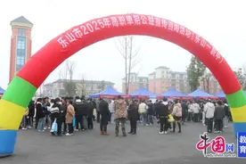 乐山一职中高职单招公益宣传咨询点现场热闹非凡图片