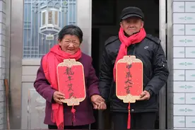 毛笔写下祝福、相机定格笑脸，湖大研究生支教团与村民共迎新年图片