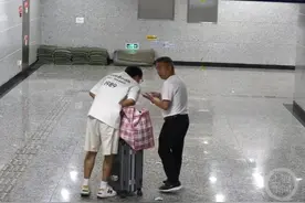 你遇到过没？他们在重庆街头专找路人“借”100元当“路费”……图片