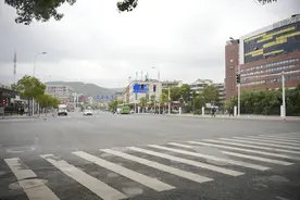骤降20℃！被天气突袭的长沙人很淡定：有人穿羽绒服等回暖，有人光膀子跑得一身汗图片