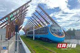 全球首列！中国全景观光山地旅游列车开通运营图片