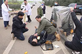 畅跑2025年花海马拉松，罗平县人民医院医疗保障行动中……图片