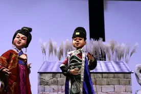 上戏学生用中国木偶演绎契诃夫的《变色龙》图片