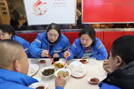 吉林省辽源市总工会举办为新就业形态劳动者送饺子活动图片