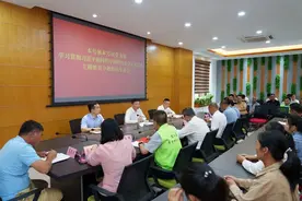 吴海峰到本号镇列席指导本号村党支部主题教育专题组织生活会并看望慰问老党员及驻村干部图片