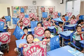 新学期，黄浦这所小学给每个孩子发了一块定制款手帕！图片