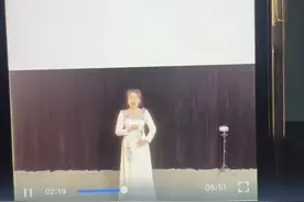 女生校考录制时遇火灾，踩着15cm高跟鞋就跑，网友：丢了考试捡了命图片