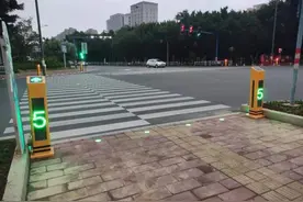实务者言｜智慧城市不该让行人过马路时需要这么多“智慧”图片