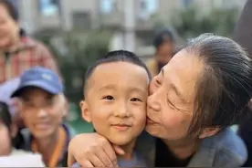 爷爷奶奶来到幼儿园 和孩子们一起共度重阳佳节图片