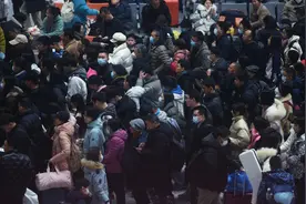 “买短乘长”致列车超载引热议  专家：可通过错峰放假等助力缓解供需紧张图片