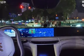 Momenta推出量产智驾大模型，精准应对复杂泊车场景图片