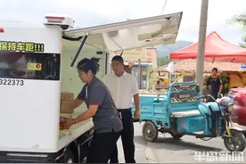 无人快递车亮相西海岸大村镇，正进行地图采集很快将投入使用图片