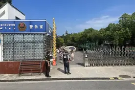 爸爸记错放学时间，到学校时脊背发凉！老师急哭了图片