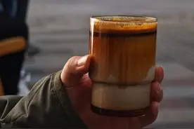 咖啡豆一年涨超118%背后：饮品还未大面积涨价 但有商家已“蠢蠢欲动”｜封面财经图片