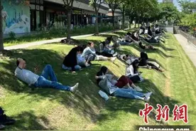 热闻|躺草坪午休火了，警惕草中暗藏的“杀手”，被咬严重可致命图片
