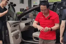 周鸿祎再谈被车门夹手：成了顽固性旧伤图片