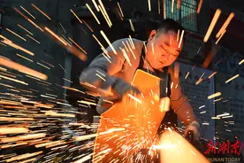 赶制农具备春耕图片