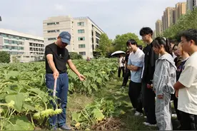 大学后勤员工讲授的“种花割草”课 居然几分钟就被“秒完”图片