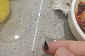 顾客称在海底捞吃出疑似刀片异物“划破口腔”，涉事门店否认！郑州市监：将介入调查图片