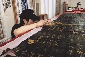 98年小伙工作日常火成助眠视频？网友：果然热爱创造一切图片