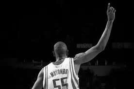 曾是姚明队友 NBA名宿58岁“穆大叔”因脑癌走了视频封面