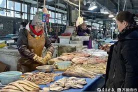 暴雪袭城，记者探访烟台市区超市，肉类、蔬菜供应充足图片