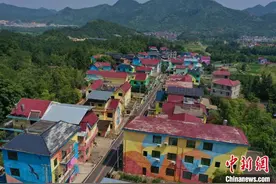 航拍江西德兴大茅山彩虹童话村 彩色房屋点缀山间图片