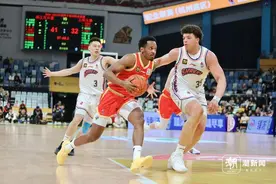 布朗天神下凡砍49分助广厦主场胜上海，全场球迷高喊“MVP”图片