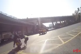男子无证驾驶还冲卡！成都交警：已刑拘图片