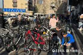 周末踏春轻旅行，公路自行车成年轻人新宠！记者探访济南骑行路线图片