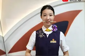 看00后“花式”岗前培训｜新进高铁列车员：咬筷子练微笑，自制站点时刻表图片