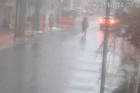 零下10℃，他光着膀子在街上狂奔500米图片