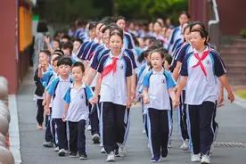 济南各中小学迎来开学日：家门口好学校更多了，还有“AI老师”进课堂图片