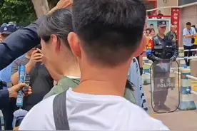 高考语文场结束，首个出来的考生，被爷爷奖励了一个大拥抱 #高考温情瞬间 #高考家长 #2024山东高考 #第一个走出考场的学生 #直击高考现图片