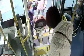 搬抬婴儿车、礼让斑马线…… 公交司机身体力行践行亲情服务图片