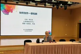 学生戏剧比赛前，“老法师”来啦！图片