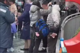 游客因看花车巡游抢位置起冲突，有人额头流血！上海迪士尼回应图片