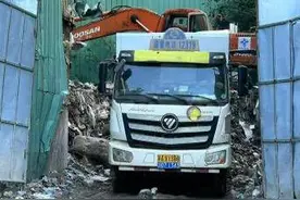 垃圾场藏在沥青罐夹缝中② | 10年“顽疾”终“治愈”，栖霞区城管局和迈皋桥街道合力清除垃圾堆放点图片