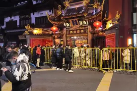 城隍庙里人气旺，祈盼龙年有好运图片