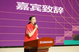 奥运冠军陈中鼓励学子：勇敢追求梦想，成为自己人生的冠军图片