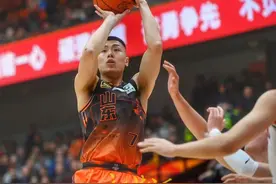 克里斯和克雷桑赛后交换球衣，山东男篮不会过多考虑排名图片