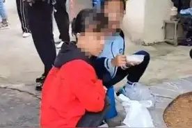 网友称湖南一学校自带饭学生只能蹲室外吃！当地教育局：已要求学校妥善安排图片