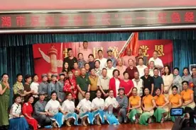 洪湖市文联组织市京剧家协会举办庆“七一”红色经典演唱会图片